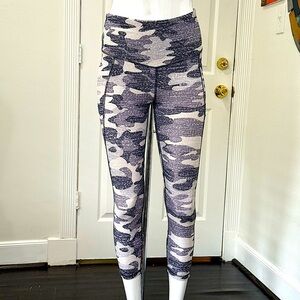 GOTTEX monochromatic camo print 3/4 length structured leggings, size extra small